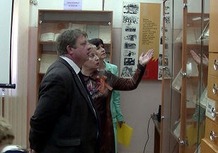 Л.В. Яблокова знакомит А.Ю.Кабанова с выставкой.