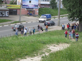 Участники мероприятия подходят к зданию архива.
