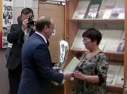 А.С. Кузьмичёв вручает грамоту И.Л. Калёновой.