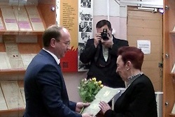 А.С. Кузьмичёв вручает Благодарность О.И. Захаровой.